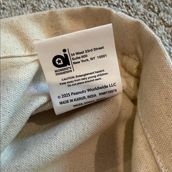 Peanuts Cream Tote Bag with Red and Blue Design - Picture 4 of 4